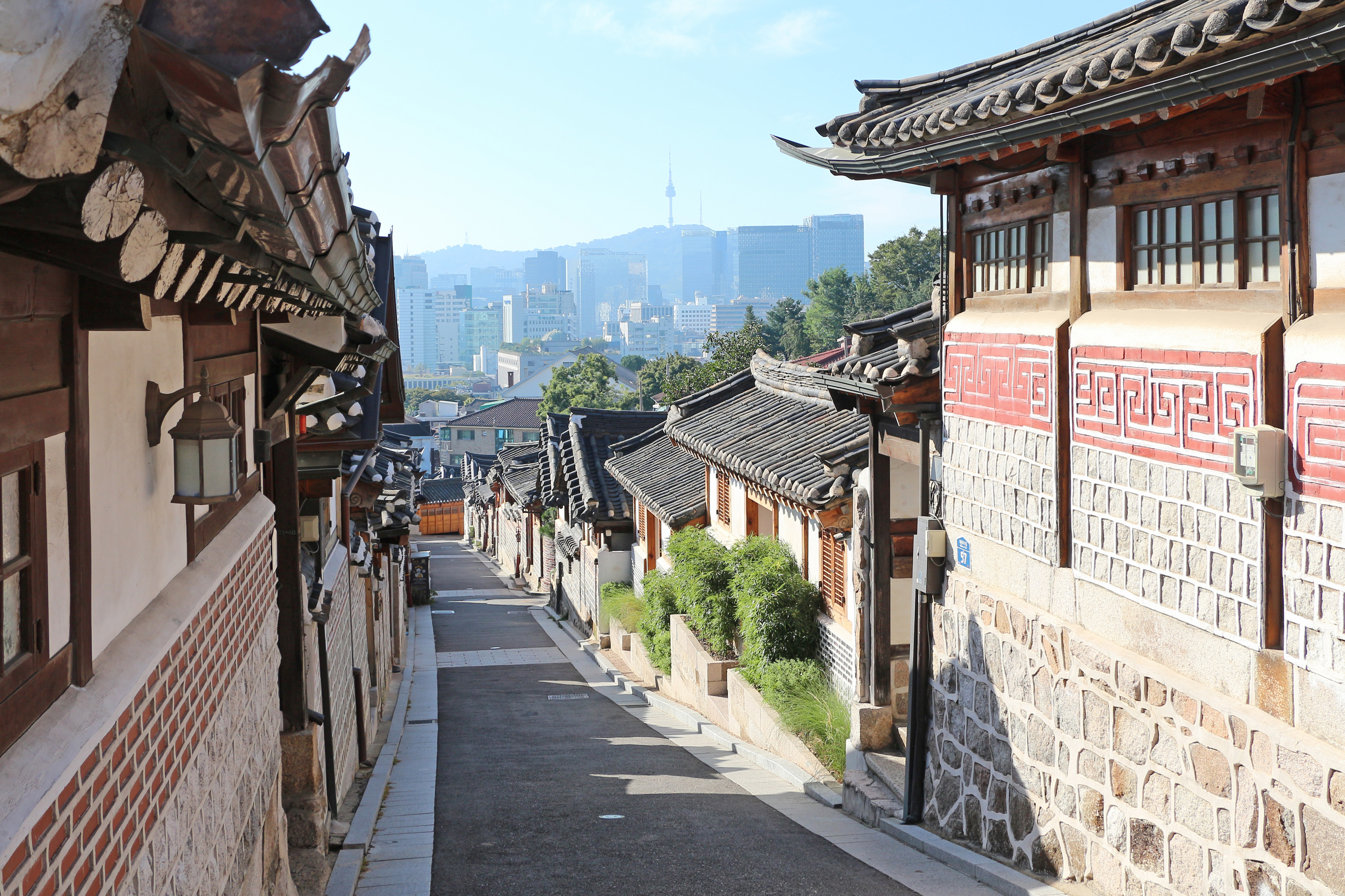 Seoul Hanok Village Guide 2025: Bukchon, Namsangol & Living Traditional Architecture