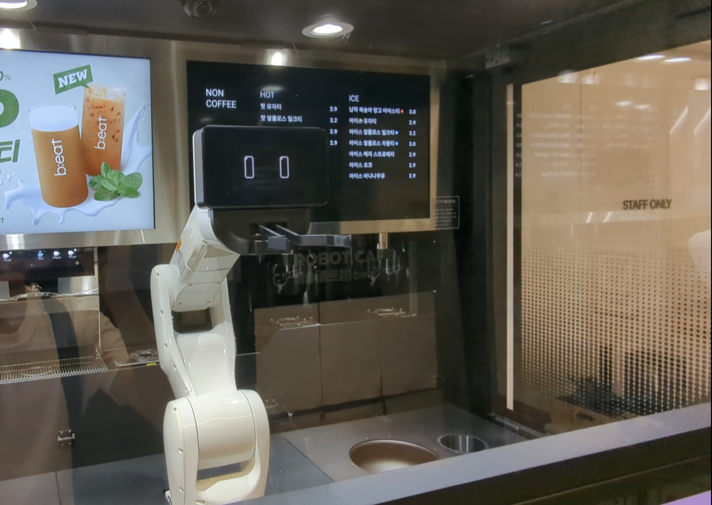 24時間ロボットカフェ