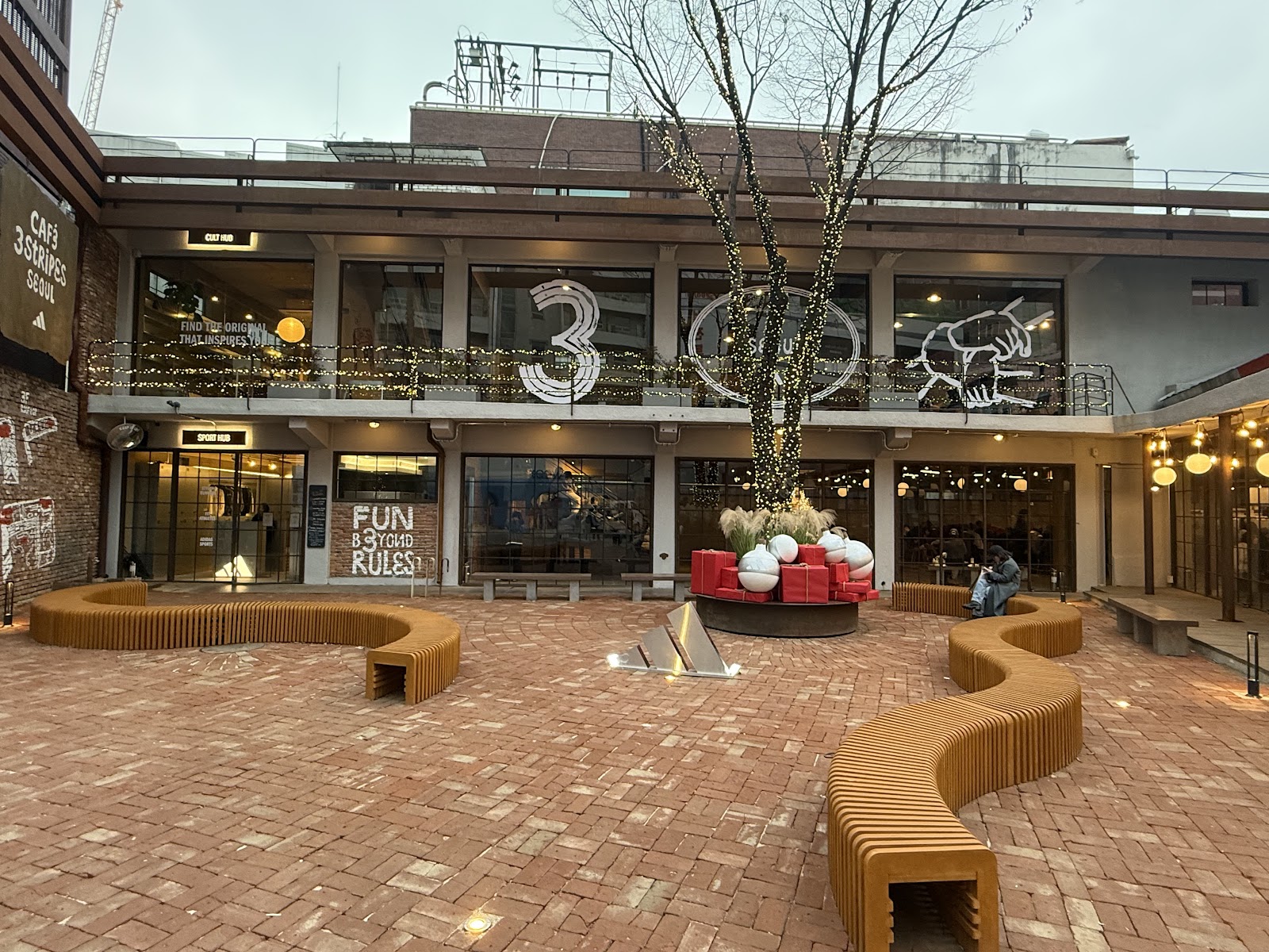 CAFÉ 3 STRIPES SEOUL 5