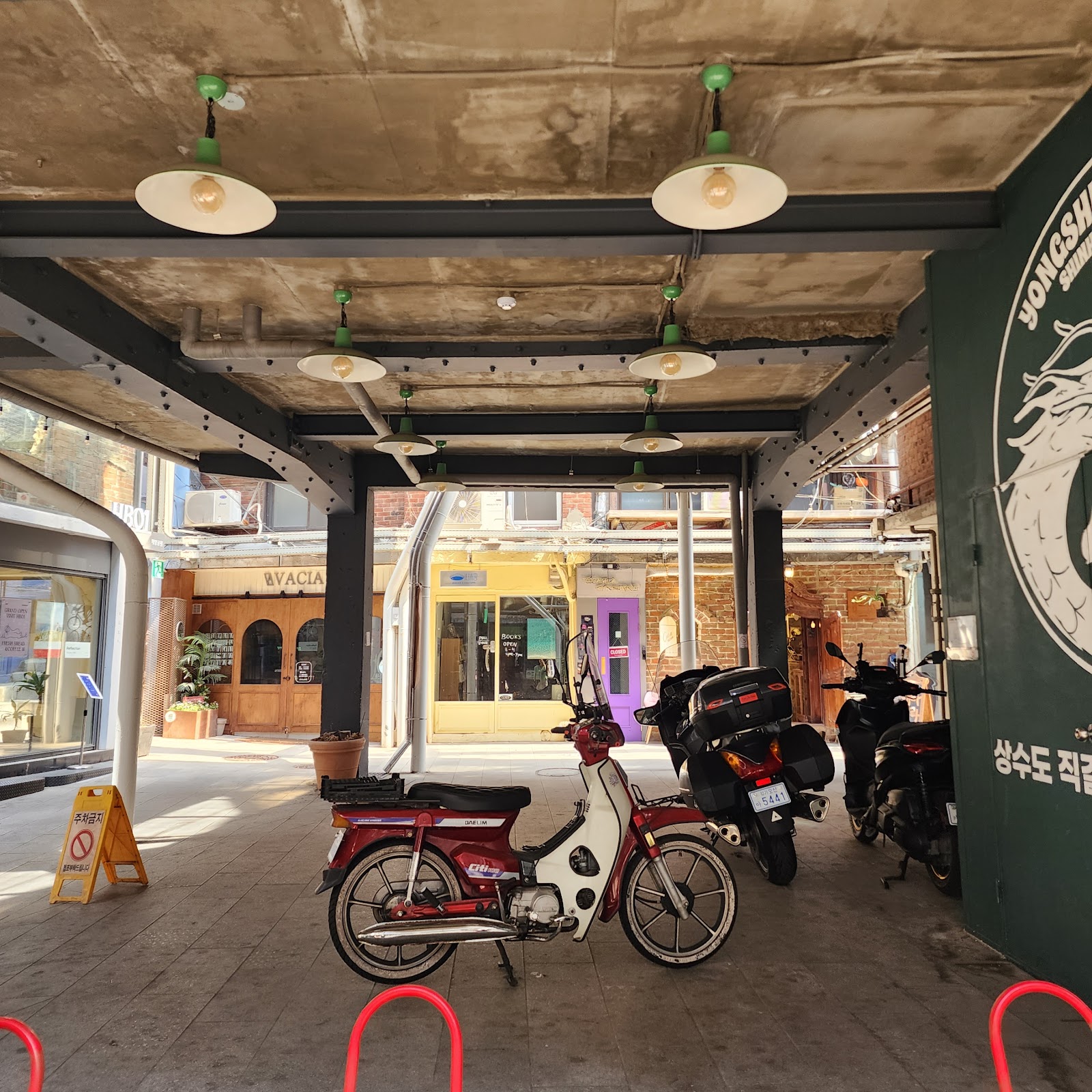 Haebangchon Sinheung Market 4