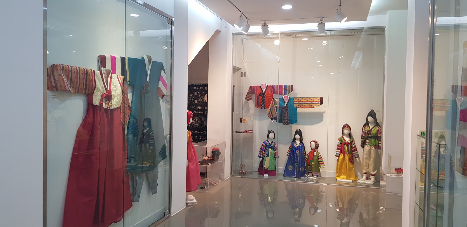 Korean Saekdong Museum — Traditional Color and Textile Heritage 3