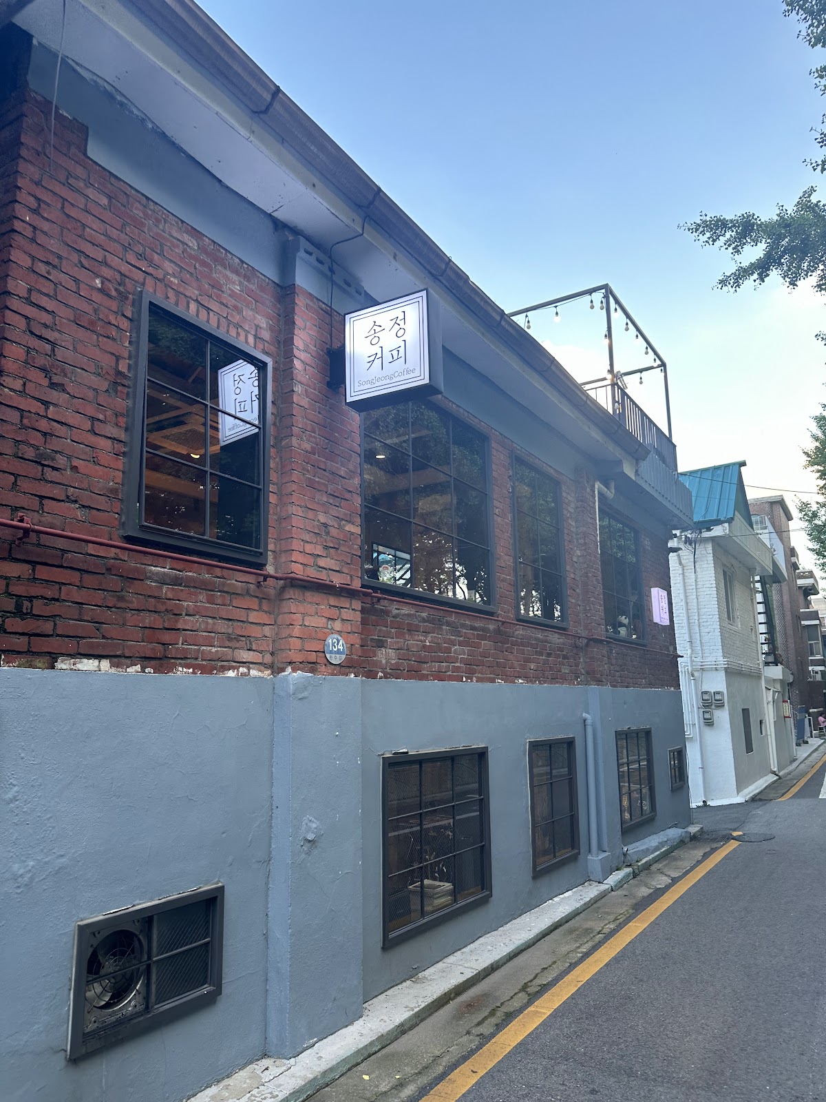 Songjeong Coffee Spacious Interior