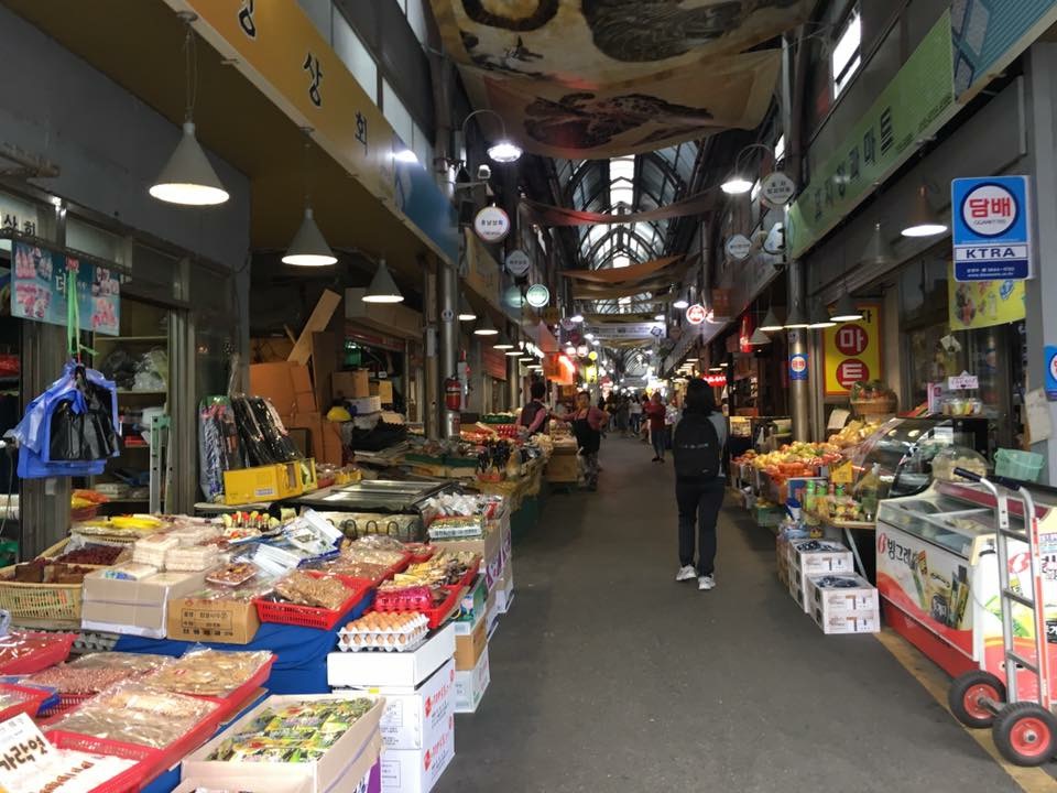 通仁市场室内通道全景 — 有顶盖的市场一直延伸至内部深处