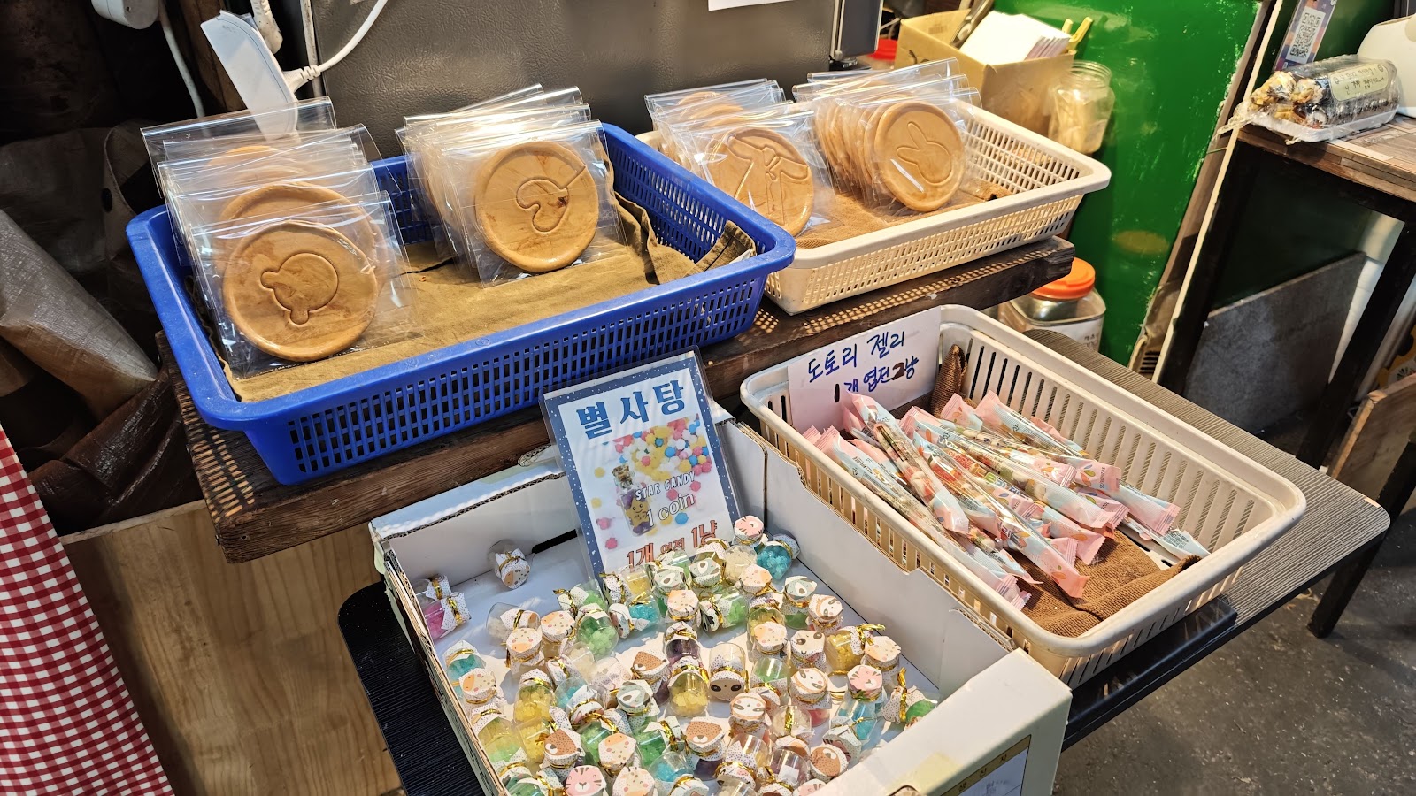 通仁市场传统零食 — 星形糖果、橡子冻和传统糕点