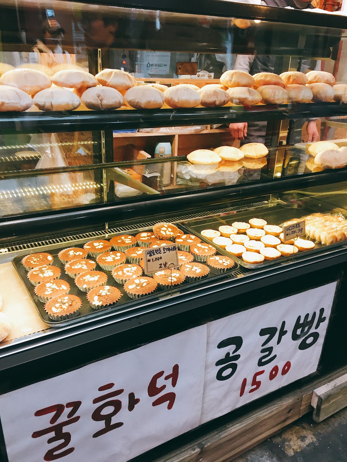 Honey hotteok and hollow bread (공갈빵) stall - freshly made traditional sweets