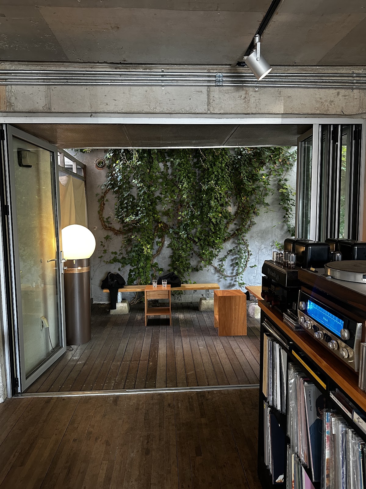 ZakiLove — Vinyl LP Cafe in Huam-dong 3
